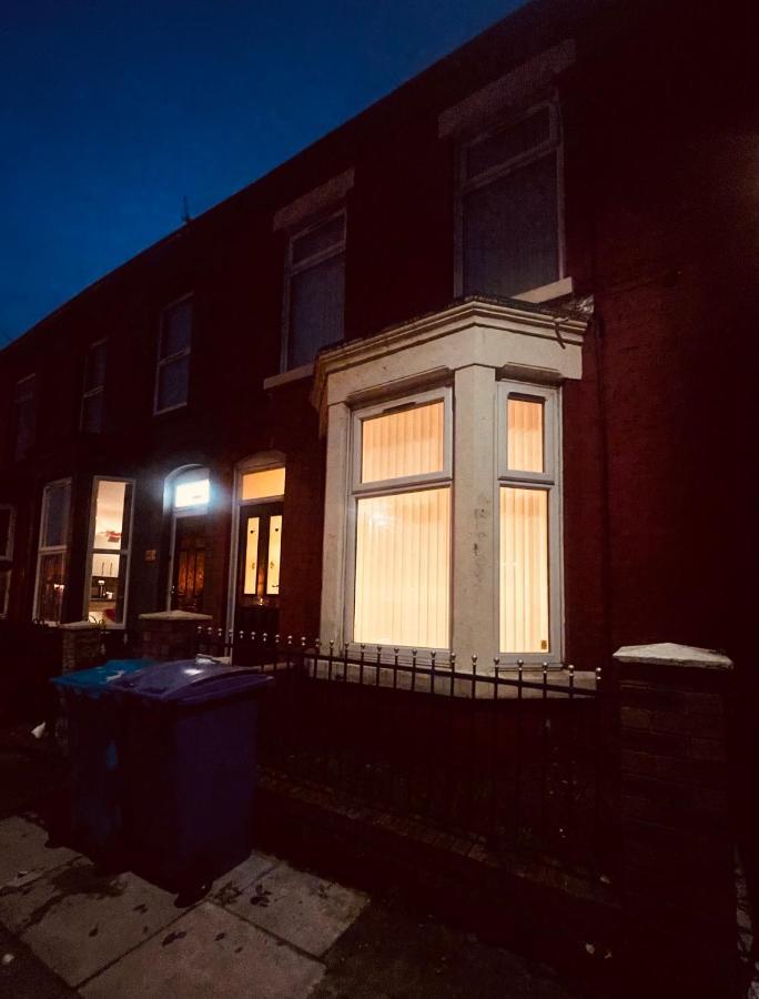 Cute Spacious 2 Bedroom House, Sleeps 8, Free Street Parking, Easy Access Lock Box Entry, 2 Minute Drive From City Centre Ливерпуль Экстерьер фото